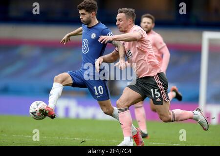 London, Großbritannien. März 2021, 21st. Chelsea's Christian Pulisic (L) siegte mit dem Sheffield United's Phil Jagielka während des FA Cup Viertelfinalmatches zwischen Chelsea und Sheffield United am Stamford Bridge in London, Großbritannien am 21. März 2021. Quelle: Matthew Impey/Xinhua/Alamy Live News Stockfoto