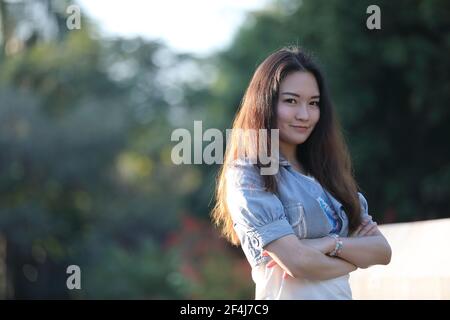 Portrait asiatische Frau mit unserer Tür Park Natur Hintergrund Stockfoto