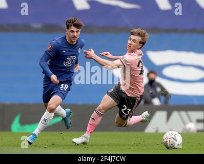 London, Großbritannien. März 2021, 21st. Chelsea's Mason Mount (L) steht mit Ben Osborn von Sheffield United während des Viertelfinalmatches des FA Cup zwischen Chelsea und Sheffield United in Stamford Bridge in London, Großbritannien, am 21. März 2021. Quelle: Matthew Impey/Xinhua/Alamy Live News Stockfoto