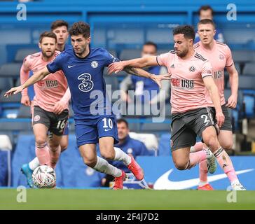 London, Großbritannien. März 2021, 21st. Chelsea's Christian Pulisic (L vorne) steht mit Sheffield United's George Baldock (R vorne) während des FA Cup Viertelfinalmatches zwischen Chelsea und Sheffield United in Stamford Bridge in London, Großbritannien am 21. März 2021. Quelle: Matthew Impey/Xinhua/Alamy Live News Stockfoto