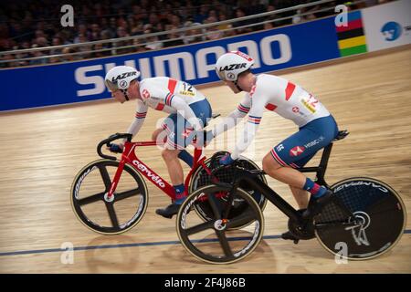 Das britische Madison-Team Ethan Hayter (L) und Oliver Wood (R) tauschen sich während des Rennens aus. UCI-Bahn-Weltmeisterschaften, Berlin, Deutschland Stockfoto