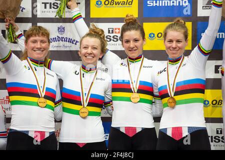 Team USA feiert den Sieg der Frauen-Team-Verfolgung bei der UCI Track World Championships, Berlin, Deutschland (L-R) Lily Williams, Emma White, Chloe Dyge Stockfoto