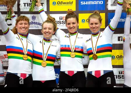 Team USA feiert den Sieg der Frauen-Team-Verfolgung bei der UCI Track World Championships, Berlin, Deutschland (L-R) Lily Williams, Emma White, Chloe Dyge Stockfoto