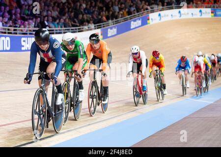 Jennifer Valente vom Team USA führt das Feld beim Women’s Points Rennen an, wo sie Zweiter wurde. UCI-Bahn-Weltmeisterschaften, Berlin, Deutschland Stockfoto