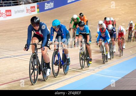 Jennifer Valente vom Team USA führt das Feld beim Women’s Points Rennen an, wo sie Zweiter wurde. UCI-Bahn-Weltmeisterschaften, Berlin, Deutschland Stockfoto