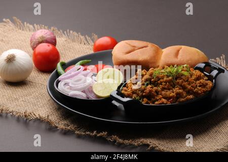 Masala Anda Bhurji oder würzige indische Rühreier mit Brot oder Bun Pav, beliebtes Street Food Stockfoto