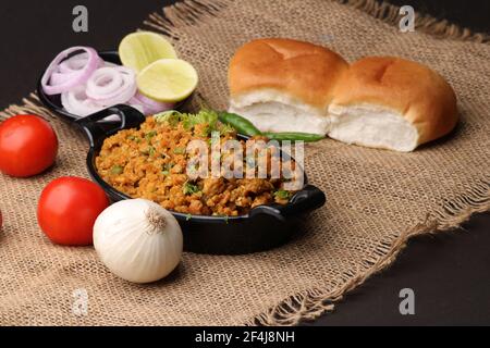 Masala Anda Bhurji oder würzige indische Rühreier mit Brot oder Bun Pav, beliebtes Street Food Stockfoto