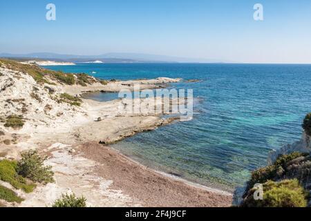 Leerer Strand in der Nähe von Cesme Town in der Türkei Stockfoto