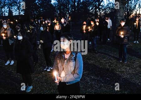 Rachel Dumke, 24, aus Columbus Ohio, hält eine brennende Kerze bei einer Mahnwache für die acht Opfer der Schießerei in Atlanta, Georgia am vergangenen Dienstag.die philippinische Aktivistengruppe Anakbayan organisierte "Vigil for the Atlanta 8, STOP ASIAN HATE" Veranstaltung im Goodale Park in Columbus, Ohio. Die Veranstaltung war ein sicherer Ort, um über asiatische Erfahrungen des Rassismus zu sprechen, wie man sich in Aktivismus und gipfelte mit einer Kerzenlicht Mahnwache für die Opfer der Schießerei, die am vergangenen Dienstag, 16. März 2021 in Atlanta, Georgia passiert. (Foto von Stephen Zenner/SOPA Images/Sipa USA) Stockfoto