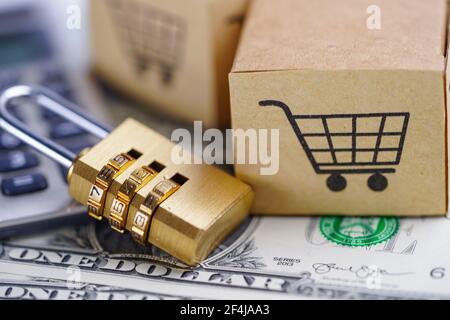 Goldene Sicherheit digitale Passwort-Schlüssel und Box mit Warenkorb-Logo auf US-Dollar-Banknoten : Import Export online oder eCommerce Lieferservice Stockfoto