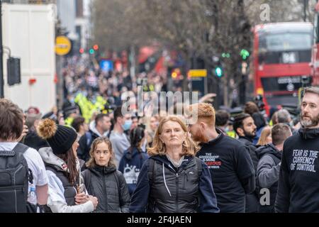 Protestierende marschieren während eines Anti-Lockdown-Protestes entlang der Oxford Street.eine große Zahl von Protestierenden versammelten sich im Zentrum von London, um gegen die Anwendung von Sperrungen in Großbritannien und die Umsetzung des Polizeigesetzes zu protestieren. Die Demonstration markiert ein Jahr seit dem Eintritt des Vereinigten Königreichs in seine erste Sperre, die für "drei Wochen geplant war, um die Kurve zu glätten und den NHS zu schützen". Die konservative Regierung ist unter großem Druck der Öffentlichkeit geraten, die Sperren zu beenden, trotz der Befürchtungen, dass Coronavirus-Fälle zunehmen könnten. Die Demonstration wird 10 Downing Street alarmiert haben, die die Aussicht o fürchten würde Stockfoto