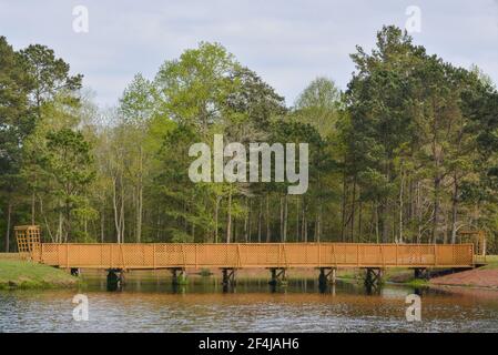Eine Fußgängerweg Holzbrücke über einen See in der Land in Georgien Stockfoto