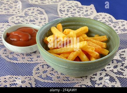 Ketchup Kartoffelsticks in Snack-Schüssel mit kleiner Tauchschüssel Von Ketchup auf Spitze Stockfoto