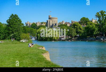 Ein Blick über die Themse zum Windsor Castle vom Brocas. Stockfoto