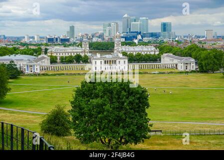 Blick vom Old Royal Observatory über den Greenwich Park auf das Queen's House, das Royal Naval College und in der Ferne auf Canary Wharf. Stockfoto