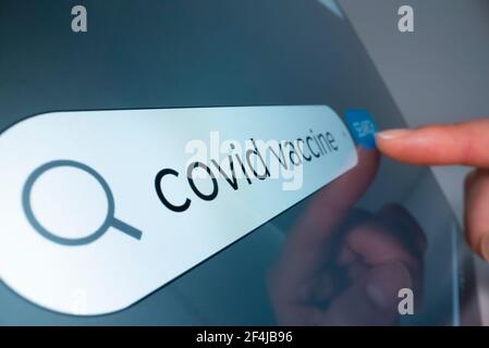 Nahaufnahme von Suchinformationen zum COVID 19-Impfstoff auf Das Internet Stockfoto