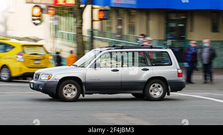 Vancouver, British Columbia, Kanada. Februar 2021, 3rd. Ein älteres Modell (2002) Subaru Forester Allradantrieb Fahrzeug im Verkehr. Quelle: Bayne Stanley/ZUMA Wire/Alamy Live News Stockfoto