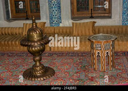 Ottoman-Couchtisch mit Perlmutt-Einlage auf IT Stockfoto