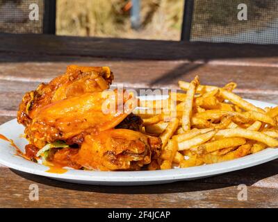Nahaufnahme von frittierten Hähnchenflügeln mit pommes in Boulder City, Nevada Stockfoto