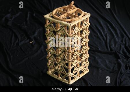 Schöne handgefertigte Laterne Kapuze aus natürlichem Rattan, die ideal für Dekoration und Interieur ist. Stockfoto