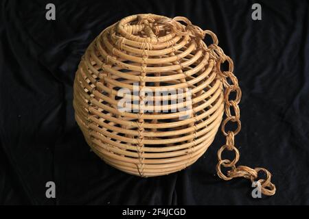 Schöne handgefertigte Laterne Kapuze aus natürlichem Rattan, die ideal für Dekoration und Interieur ist. Stockfoto