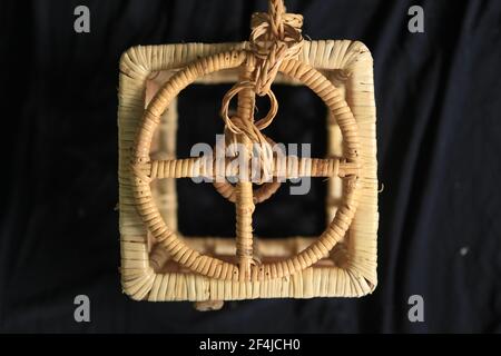 Schöne handgefertigte Laterne Kapuze aus natürlichem Rattan, die ideal für Dekoration und Interieur ist. Stockfoto