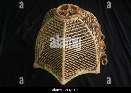 Schöne handgefertigte Laterne Kapuze aus natürlichem Rattan, die ideal für Dekoration und Interieur ist. Stockfoto