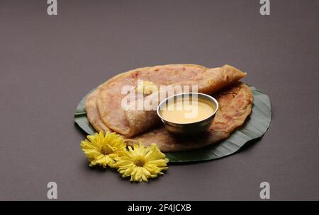 Puran Poli, auch bekannt als Holige, ist ein indisches süßes Fladenbrot aus Indien, das meistens während des Holi-Festivals konsumiert wird. Serviert auf Bananenblatt mit reinem Ghee o Stockfoto