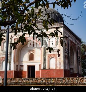 Innenansicht des Architekturgrabes im Sunder Nursery in Delhi Indien, Sunder Nursery ist Weltkulturerbe in der Nähe von Humayun Grab in Delhi, Sun Stockfoto