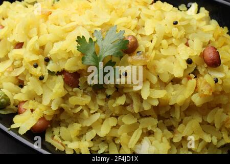 Indian Breakfast aalu Poha auch bekannt als Kande Pohe aus geschlagenem Reis oder abgeflachten Reis. Stockfoto