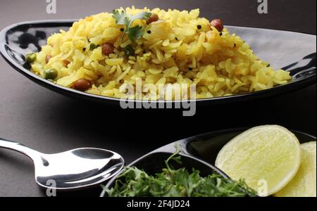 Indian Breakfast aalu Poha auch bekannt als Kande Pohe aus geschlagenem Reis oder abgeflachten Reis. Stockfoto