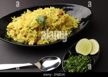 Indian Breakfast aalu Poha auch bekannt als Kande Pohe aus geschlagenem Reis oder abgeflachten Reis. Stockfoto