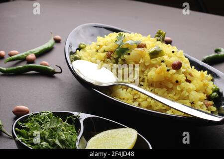 Indian Breakfast aalu Poha auch bekannt als Kande Pohe aus geschlagenem Reis oder abgeflachten Reis. Stockfoto