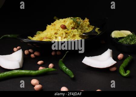 Indian Breakfast aalu Poha auch bekannt als Kande Pohe aus geschlagenem Reis oder abgeflachten Reis. Stockfoto