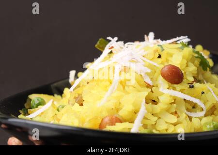 Indian Breakfast aalu Poha auch bekannt als Kande Pohe aus geschlagenem Reis oder abgeflachten Reis. Stockfoto