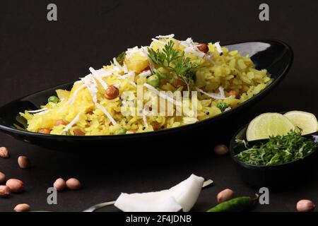 Indian Breakfast aalu Poha auch bekannt als Kande Pohe aus geschlagenem Reis oder abgeflachten Reis. Stockfoto