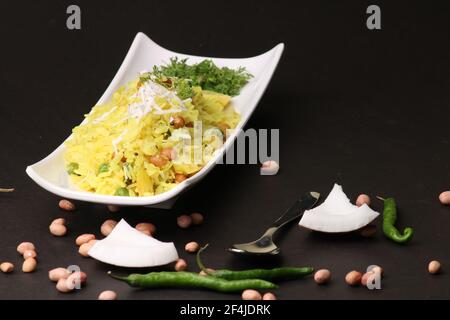 Indian Breakfast aalu Poha auch bekannt als Kande Pohe aus geschlagenem Reis oder abgeflachten Reis. Stockfoto