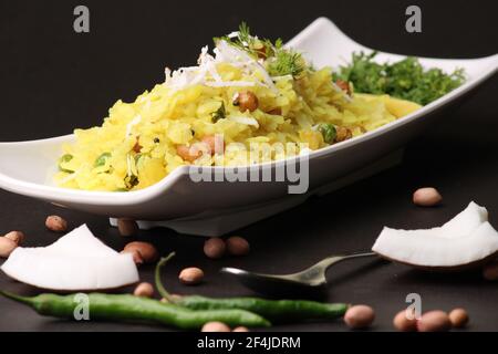 Indian Breakfast aalu Poha auch bekannt als Kande Pohe aus geschlagenem Reis oder abgeflachten Reis. Stockfoto