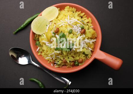 Indian Breakfast aalu Poha auch bekannt als Kande Pohe aus geschlagenem Reis oder abgeflachten Reis. Stockfoto