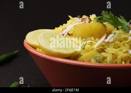 Indian Breakfast aalu Poha auch bekannt als Kande Pohe aus geschlagenem Reis oder abgeflachten Reis. Stockfoto