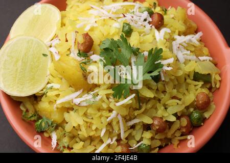 Indian Breakfast aalu Poha auch bekannt als Kande Pohe aus geschlagenem Reis oder abgeflachten Reis. Stockfoto