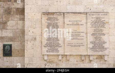 Berlin, Deutschland. März 2021, 21st. Fußball: Bundesliga, Hertha BSC - Bayer 04 Leverkusen, Matchday 26 im Olympiastadion. Gedenktafel am Marathontor. Quelle: Soeren Stache/dpa-Zentralbild/dpa/Alamy Live News Stockfoto