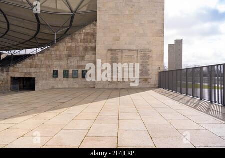 Berlin, Deutschland. März 2021, 21st. Fußball: Bundesliga, Hertha BSC - Bayer 04 Leverkusen, Matchday 26 im Olympiastadion. Gedenktafel am Marathontor. Quelle: Soeren Stache/dpa-Zentralbild/dpa/Alamy Live News Stockfoto