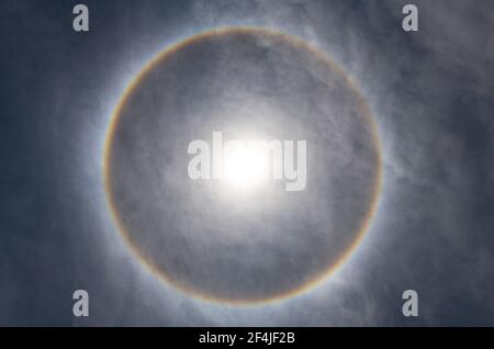 Sonne Halo optisches Phänomen am Himmel. Stockfoto