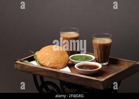 Indische Schlangen Essen Kachouri oder Kachoudi Kachori serviert mit Masala Oder schneiden Chai Tamarinde und Minze Chutney Stockfoto