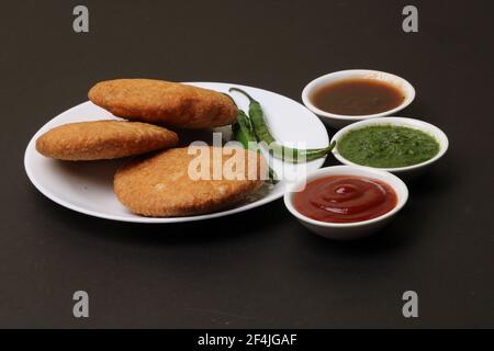 Indische Schlangen Essen Kachouri oder Kachoudi Kachori serviert mit Tamarinde Und Minze Chutney Stockfoto