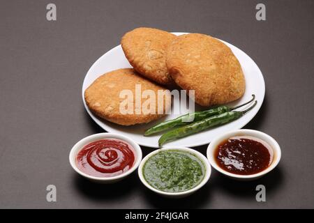 Indische Schlangen Essen Kachouri oder Kachoudi Kachori serviert mit Tamarinde Und Minze Chutney Stockfoto