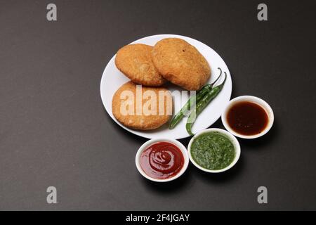 Indische Schlangen Essen Kachouri oder Kachoudi Kachori serviert mit Tamarinde Und Minze Chutney Stockfoto