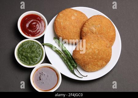 Indische Schlangen Essen Kachouri oder Kachoudi Kachori serviert mit Tamarinde Und Minze Chutney Stockfoto