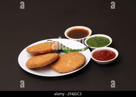 Indische Schlangen Essen Kachouri oder Kachoudi Kachori serviert mit Tamarinde Und Minze Chutney Stockfoto